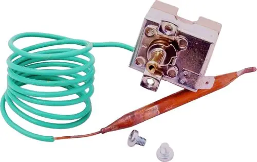 Kesselthermostat von Wolf mit einem Kühlrohr und einem grünen Kabel. Enthaltene Schrauben für die Befestigung sind sichtbar.